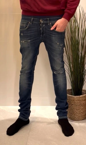 DONDUP jeans - Säljer dessa feta DONDUP jeans som är i toppskick! Modellen är GEORGE och passformen SKINNY FIT. Skick 9/10 pris :- 959 retail :- 3200     Jeansen har tvättning båda fram och bak med snygga slitningar. Bara att slänga iväg ett meddelande om ni har frågor eller t.ex vill se fler bilder🙌