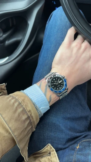 Autentisk Vintage Seiko 5 ”Batman/Batgirl” - Sällsynt och autentisk Seiko 5 ”Batman/Batgirl”. Denna klocka har blivit fullständigt restaurerad, polerad och servad av ett team proffesionella urmakare. Boettstorlek: 40mm Den är i utmärkt skick - nästintill omöjlig att skilja från en helt ny klocka. Har ett vintage automatiskt Seiko-urverk och en roterande bezel. Vid frågor eller funderingar skicka ett pm, Mvh