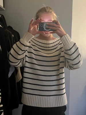 Vit och svart randig stickad tröja - Säljer en stickad tröja i vit med svarta ränder. Hör av er om ni har några frågor💕