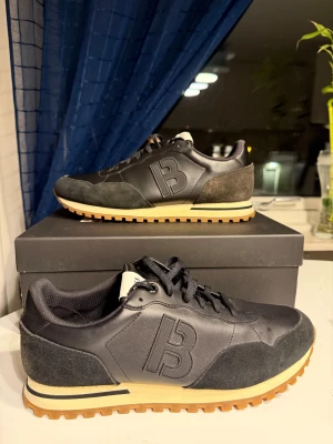 Boss skor 44 - "Hej! Jag säljer dessa helt nya och oanvända Boss-skor i storlek 44. De är i perfekt skick och har aldrig blivit använda. Säljer dem eftersom de tyvärr inte passade mig. Hoppas någon annan kan få användning av dem! Skicka ett meddelande om du har några frågor!"