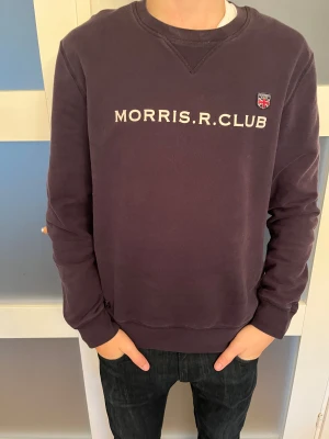 Morris R Club tröja  - En stilren Morris tröja, perfekt för dig som vill ha en skön look. Pris kan diskuteras och bara skriv om du har några funderingar. 