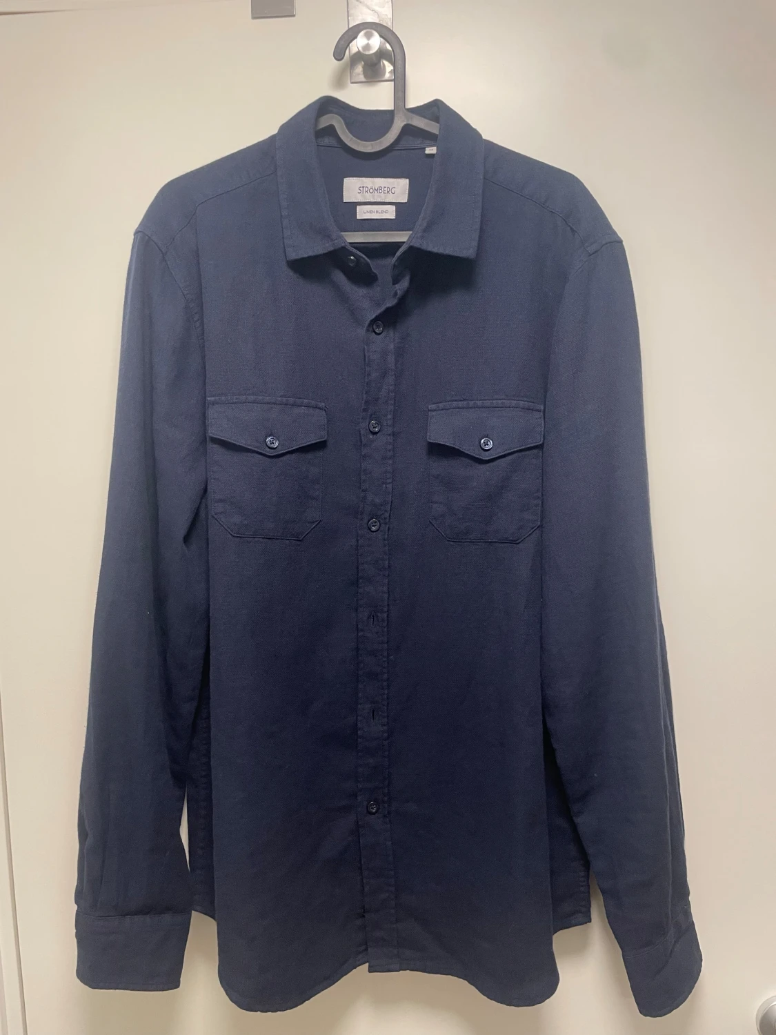 Mörkblå linneskjorta från Strömberg