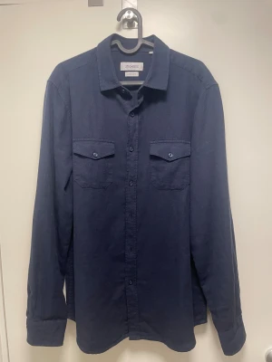 Mörkblå linneskjorta från Strömberg - Snygg mörkblå skjorta från Strömberg i linnemix. Använd 1-2 gånger, go till sommarn.