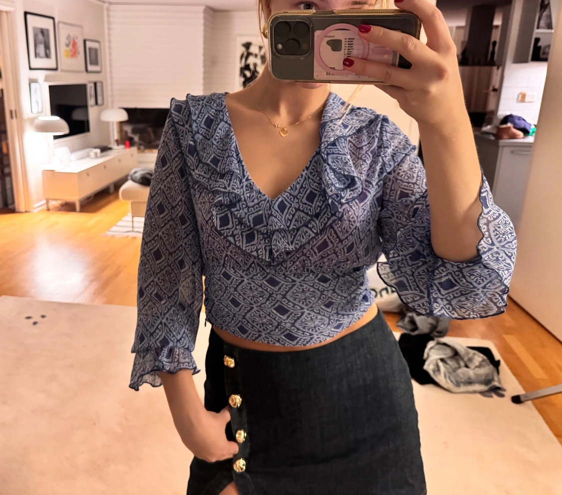 Blå croppad blus med volang - 1