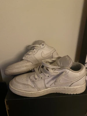 Jordan 1 vita - Vita jordans i storlek 38. Ganska smutsiga men går att rengöra.