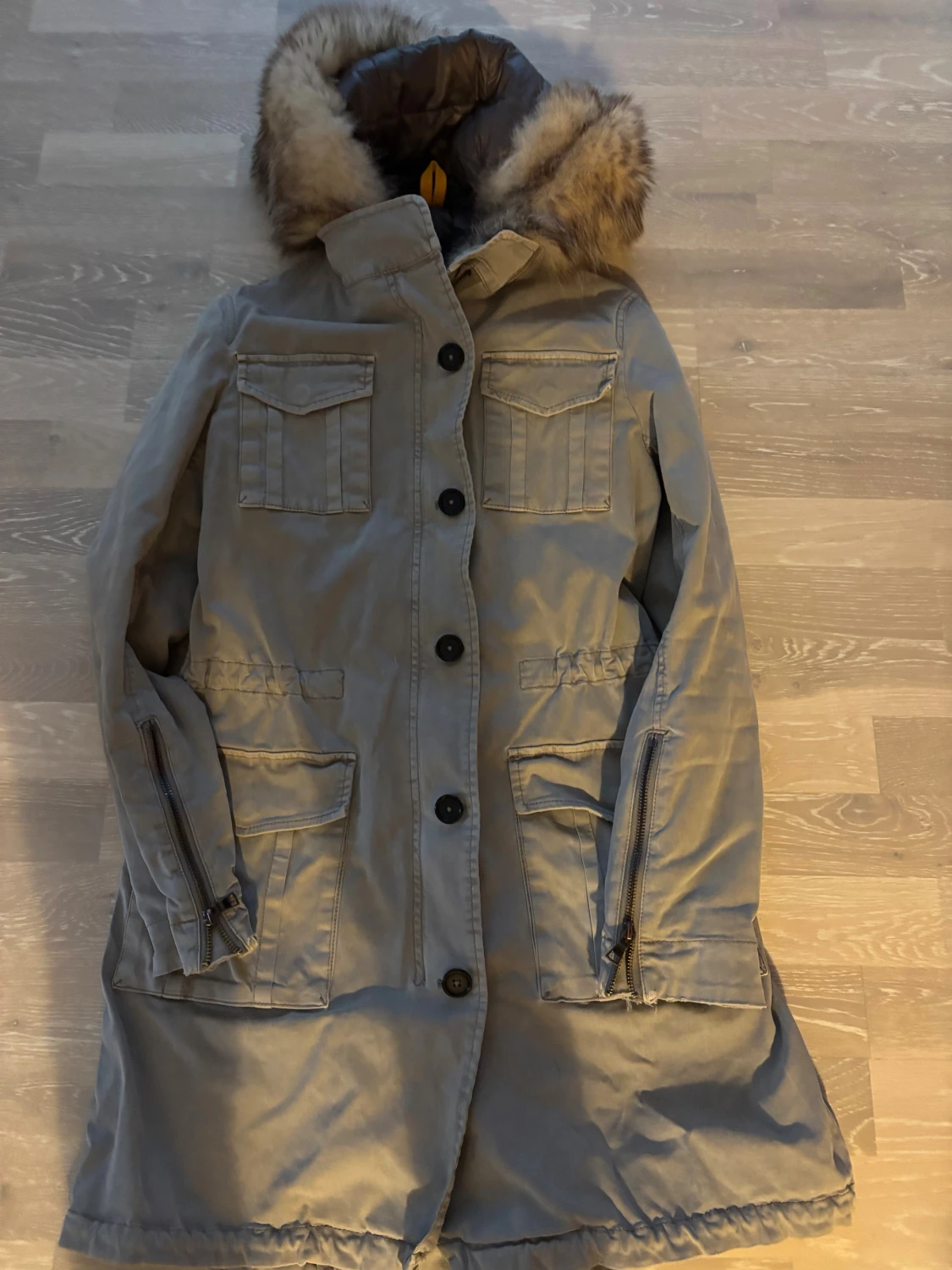 Beige parkas från Blonde No.8 med päls