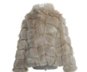 Päls jacka ZARA - Super fin och bekväm päls jacka ifrån Zara, den är i storlek XL men den är liten i storleken då den sitter som en L. Det är en knapp som saknas på jackan, annars är den klockren. Säljer pga jag inte använder den längre💗💗om du har frågor/prisförslag så är det bara att skriva😊