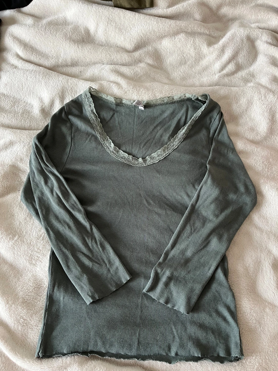 Grön topp med spets 