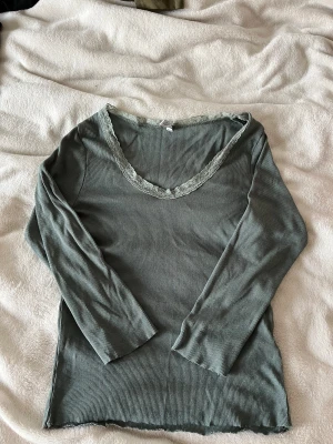 Grön topp med spets  - Snygg ljusgrön  topp med spets från Hailys i storlek XS💕
