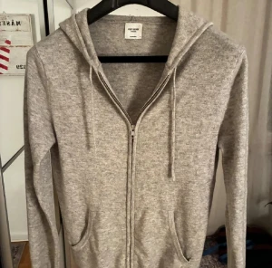 John Henric hoodie  - Hej säljer nu en grå Kashmir zip up från John Henric! Storlek XS men passar S. Skick 10/10 ✅ hör av dig vid frågor! 