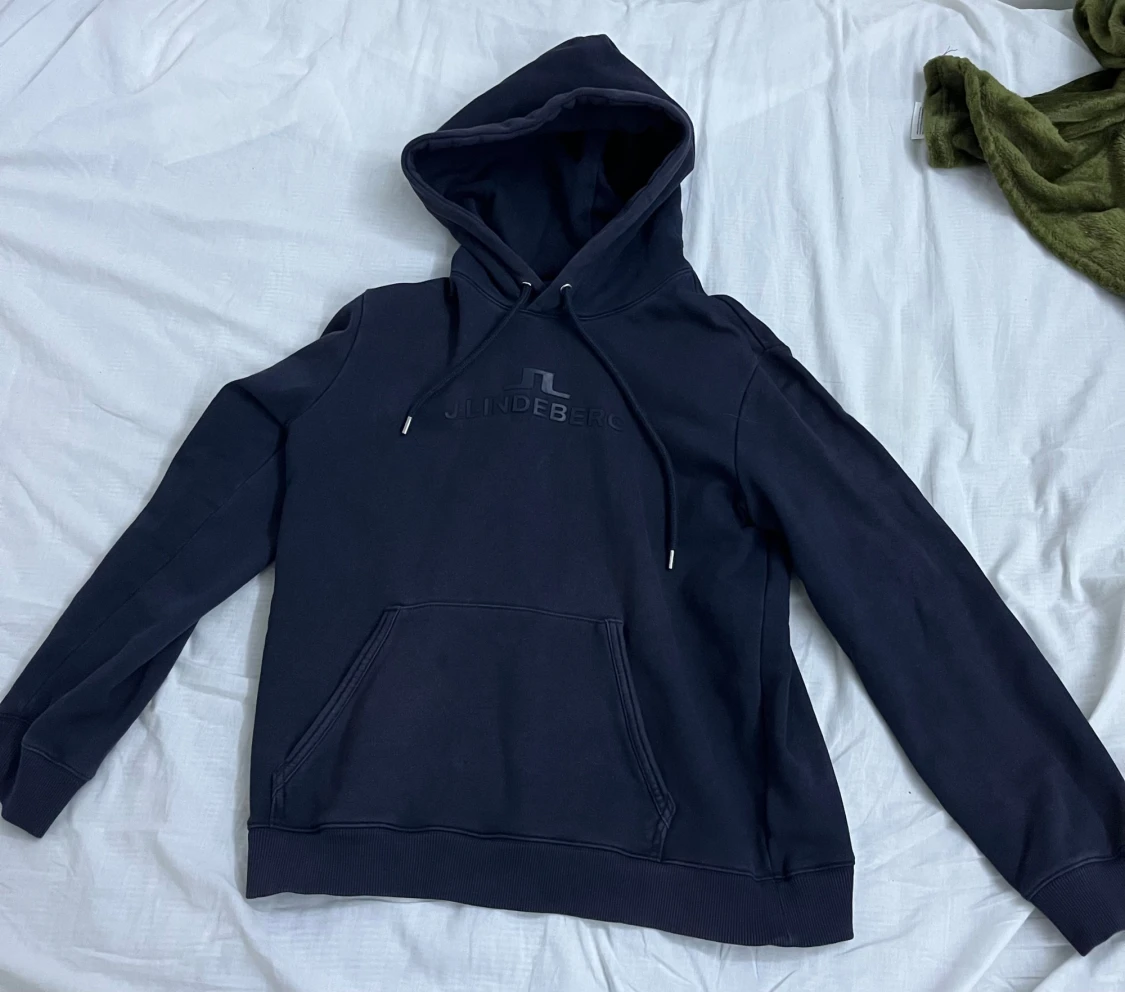 Mörkblå hoodie från J.Lindeberg - 1