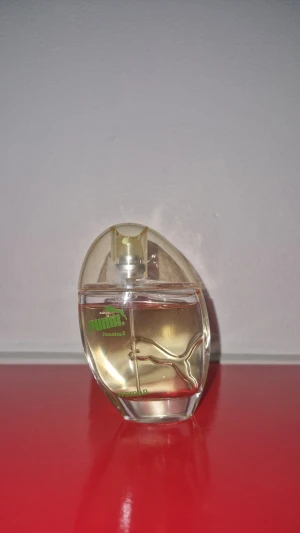 Puma parfym Women 50 ml -  Fräsch Puma-parfym i snygg droppformad glasflaska. Lätt använd, doftar fräscht och sportigt. Bra skick. Oanvänd. 