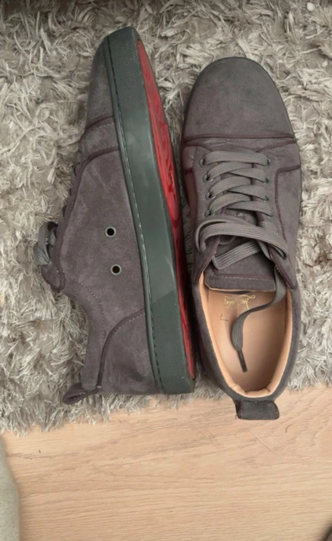 Grå mocka sneakers med röd sula - 1