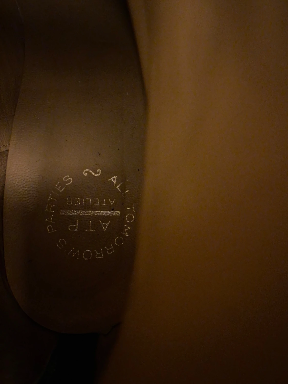 ATP- Atelier, Svarta ankelboots i skinn med guldzip - 5