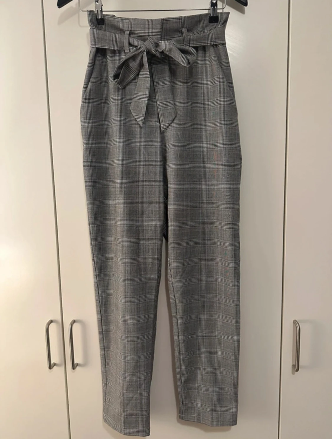 Grå rutiga kostymbyxor från H&M