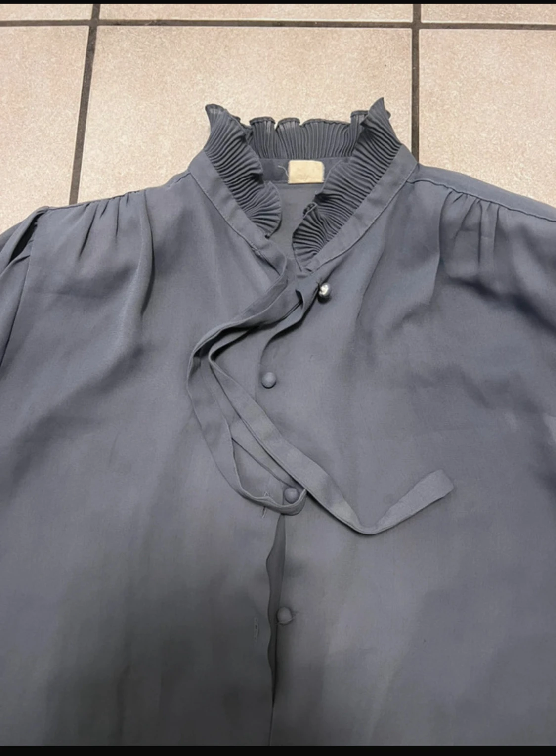 Mörkgrå blus med volangkrage storlek S/M - 1