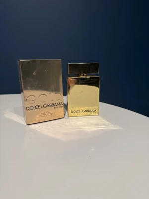 Dolce & Gabbana The One Gold - Exklusiv herrparfym i guldig flaska. Eau de Parfum Intense, 100 ml. Riktigt bra parfym. Ungefär 90% kvar av flaskan knappt använd. 