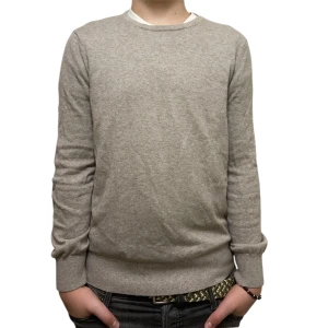 Riley tröja - Snygg grå stickad tröja från Riley i storlek S. Tröjan har rund halsringning och långa ärmar med ribbade muddar. Perfekt för dig som gillar en enkel och stilren look. Materialet är mjukt och skönt mot huden.