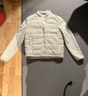 Beige cardigan - Beige cardigan från Zara | strl M | inga defekter | fler bilder går att lösa. 