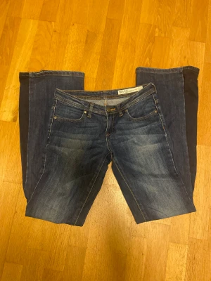 G-Star jeans bootcut W25 - Mörkblå jeans ifrån G star endast använda ett fåtal gånger! Säljer pga för stora tyvärr :( hör av er vid frågor eller funderingar! Som bilder på eller liknande!