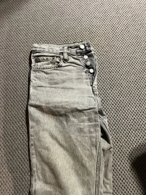 Hope rush jeans - Gråa Hope rush jeans | strl 27 | defekter syns på de två sista bilderna| fler bilder går att fixa