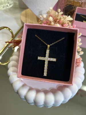 18k guldpläterad kors halsband - Väldigt fint kors i rostfritt stål, pläterat med 18k guld. Superfina detaljer med gnistrande zirkonstenar ✨hur fint som helst! Passar perfekt som julklapp eller födelsedagspresent.