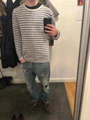 Randig tröja - En as fett och unik blå vit randig tröja från L.O.G.G by H&M