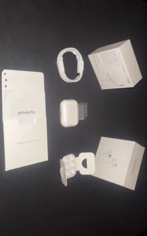 AirPods Pro (2nd generation) med MagSafe-laddningsetui (USB-C) - Säljer ett par AirPods Pro (2nd generation) med MagSafe-laddningsetui (USB-C). Komplett med originalkartong, extra öronkuddar, laddkabel och manual. Allt ser ut att vara i mycket gott skick, perfekt för dig som vill ha aktiv brusreducering och hög ljudkvalitet. Dom kommer helt oöppnade