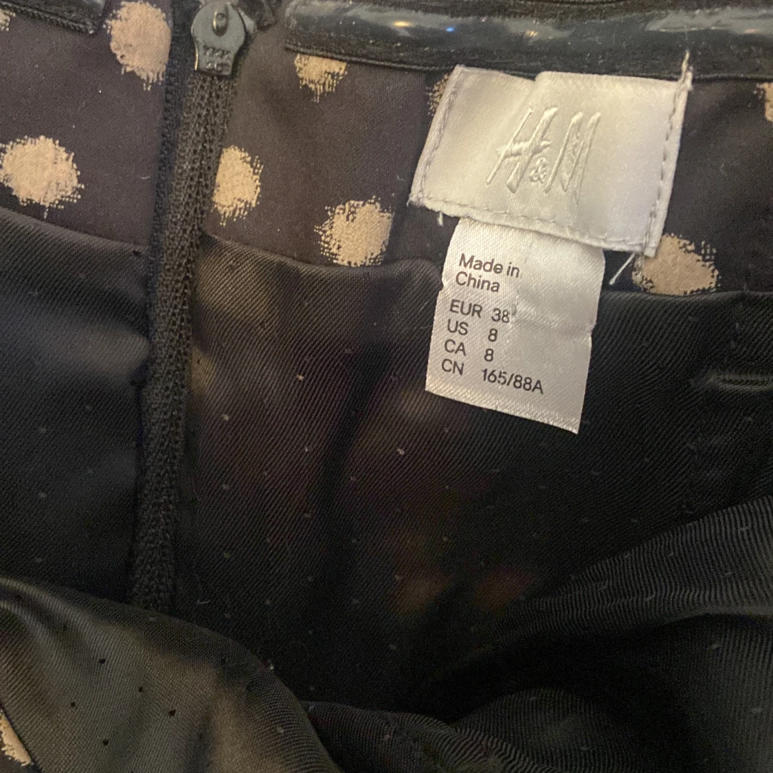 Svart prickig axelbandslös klänning - 3