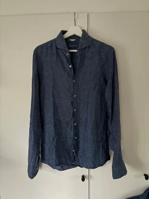 Stenströms skjorta - Blå ursnygg populär klarblå Stenströms skjorta av 100% linne och storlek M.  Superfint skick nästintill helt ny då den är använd mycket sparsamt och perfekt till alla möjliga tillfällen! Inga defekter, pris ej hugget i sten och tveka inte vid minsta fråga eller fundering!