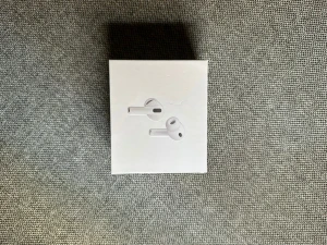AirPods Pro 3 - Säljer ett par Apple AirPods Pro 3. Produkten ser ut att vara i nyskick med obruten förpackning. AirPods Pro 3 erbjuder aktiv brusreducering, transparensläge och hög ljudkvalitet. Perfekt för både musik och samtal. Ingen synlig skada eller slitage.