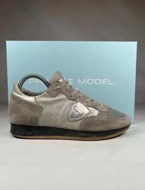 Philipe model - Schyssta models, för ett riktigt fett pris, storlek 40 men kommer nog in i 41. Skick är ca 7,5 utav 10. Lådan ingår och nypris ligger på ca 3700.