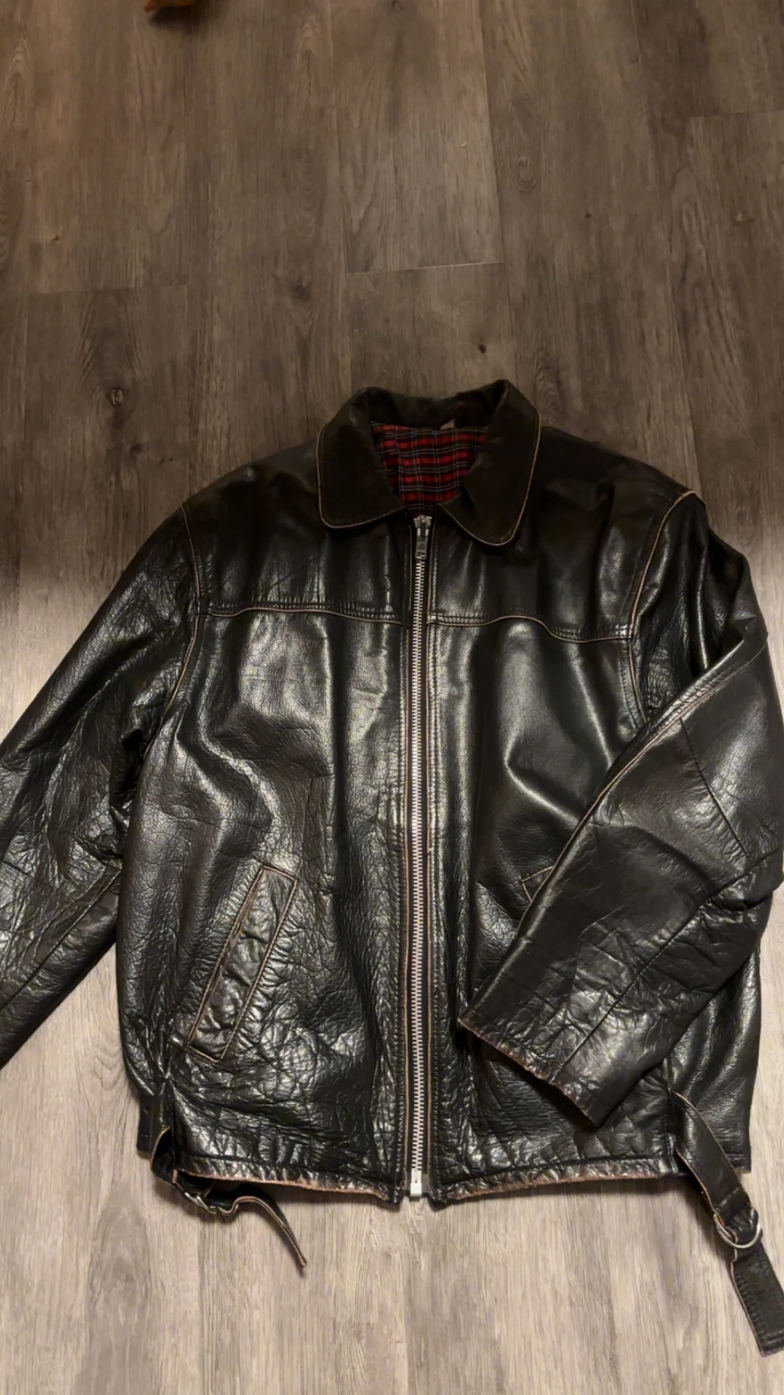 Svart skinnjacka med bälte