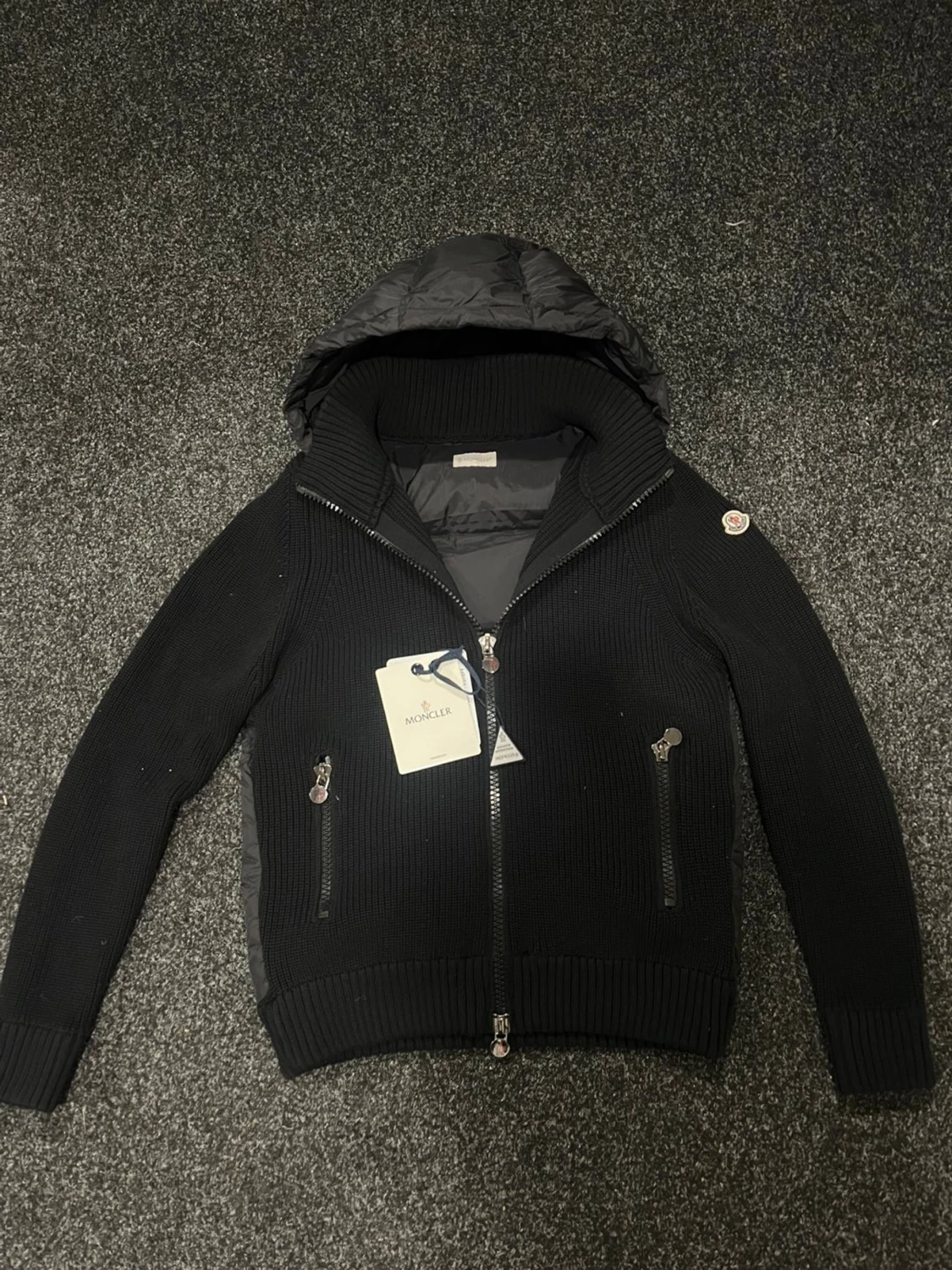 Svart Moncler pufferjacka med huva