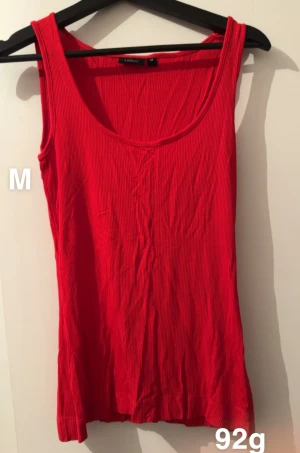 Röd ribbad linnetopp från Lindex - Säljer en röd ribbad linnetopp från Lindex i storlek M. Toppen är ärmlös med breda axelband och rundad halsringning. Perfekt för dig som gillar enkel och färgstark stil. 🌸Fint använt skick. Storlek m