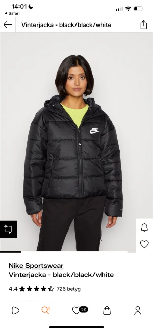 Svart pufferjacka från Nike - Säljer en svart pufferjacka från Nike med huva och dragkedja framtill. Jackan har en clean look med diskret Nike-logga i vitt på bröstet. Perfekt för kalla dagar och har en lite boxig passform. Jackan är vadderad och har långa ärmar.