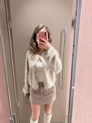 BILLIGA KLÄDER!!! - Flyttar utomlands lördag 6 december och jag vill bli av med så mycket som möjligt så det är bara att lägga prisförslag så kommer jag acceptera det mesta i min profil!!!!!!!! (Säljer ej det på bilden)