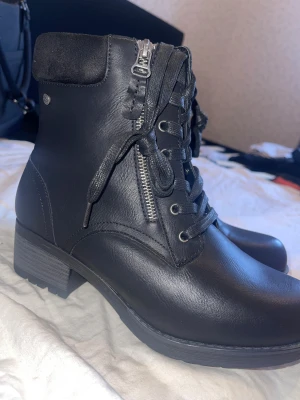 ✨ Superfina kängor från DinSko – helt nya! ✨ - 📌 Storlek: 40 📌 Skick: Helt oanvända – prislappen sitter kvar! 📌 Nypris: 549 kr 📌 Mitt pris: 400 kr  Säljer dessa jättefina kängor från DinSko som tyvärr aldrig kom till användning. De är helt nya och fortfarande med prislapp. Insidan har ett supermysigt varmt material som håller fötterna gosiga under kalla dagar ❄️🤎  Perfekta både till vardag och höst/vinter-outfits!