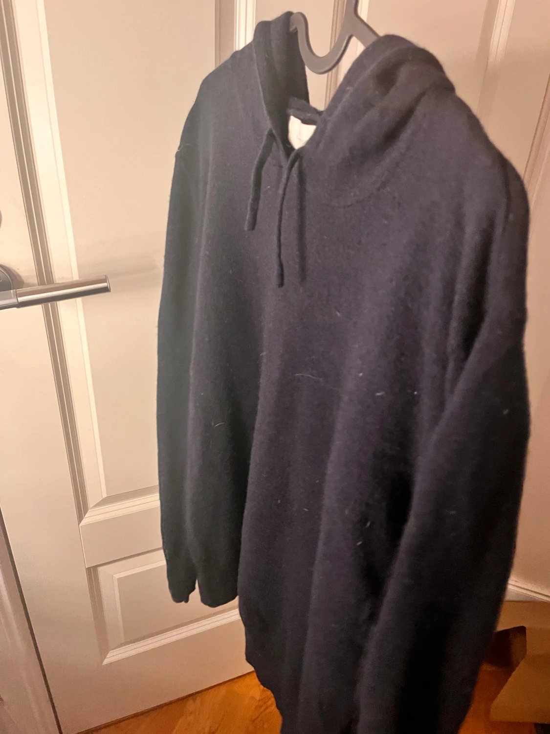 Mörkblå hoodie i karshmir från sayless - 1