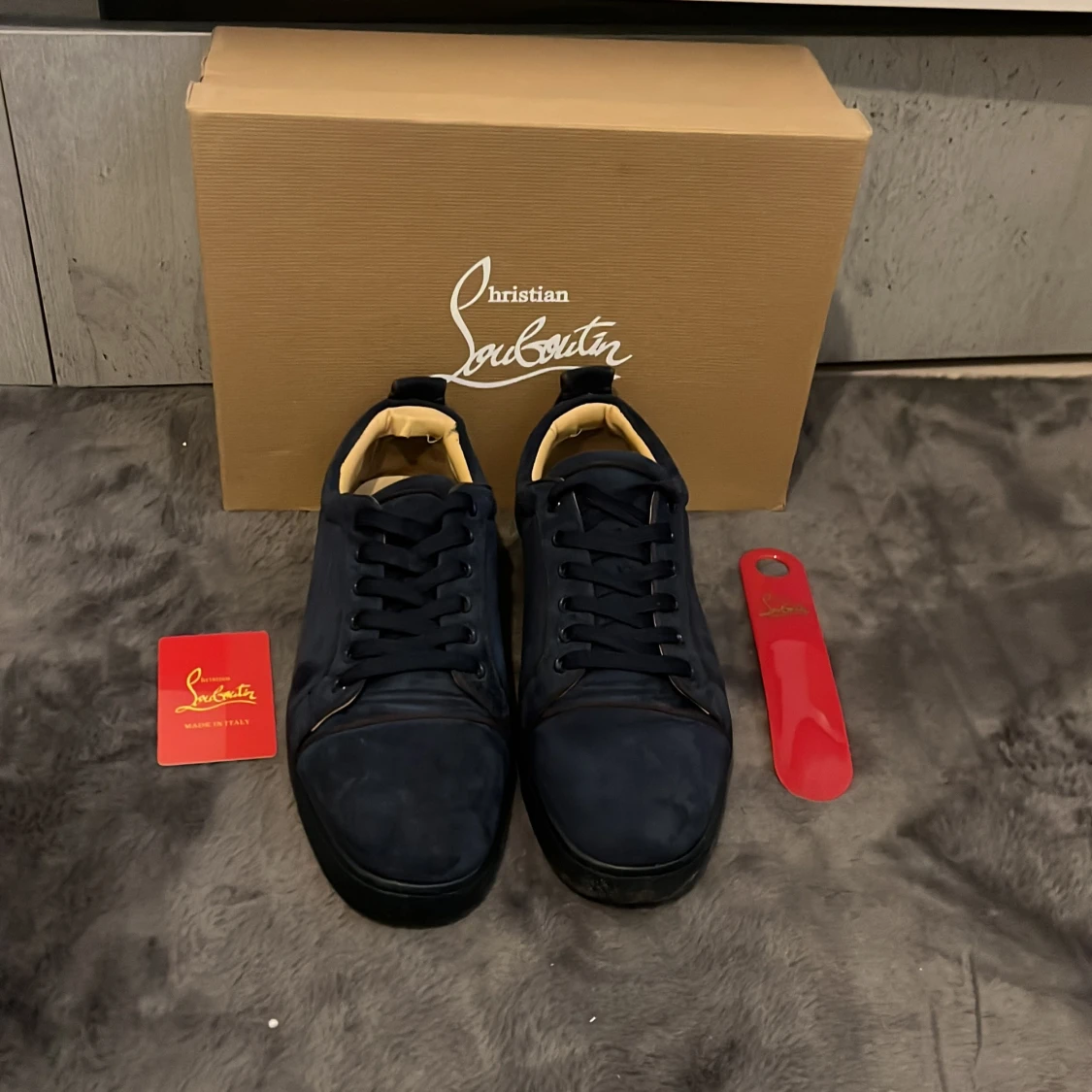  Sälja ett par Christian luvetins