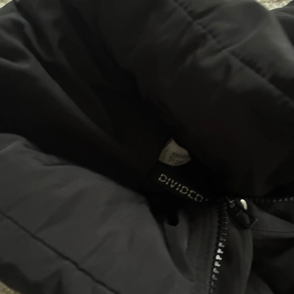 Svart pufferjacka från Divided - 1