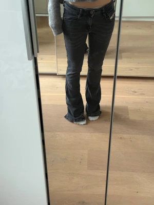 Diesel jeans - Säljer mina grå diesel jeans k storlek w26 ❤️ uppgångna där bak därför billigare pris❤️