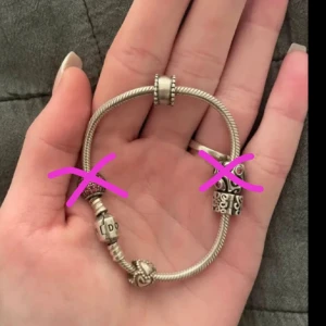 Pandora armband och berlocker - Jätte fint pandora armband med 3 berlocker. Inga defekter och självklart äkta silver. Skriv vid frågor!!!💕💞💗