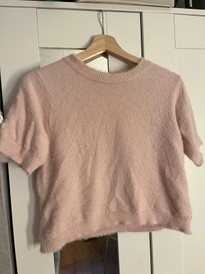 Rosa stickad  - En fin kortare rosa topp, storlek M men sitter mer som en Xs-S om man inte vill ha den som en ”grop top”