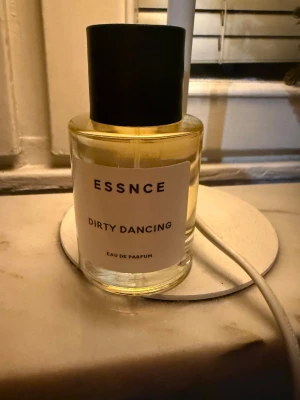 Essnce parfym - Dirty dancing 50 ml, har ba tagit två sprut typ den är som ny. Toppnoter • Litchi, Bergamott, Persika, Sockervadd 🍬