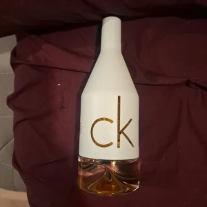 CK IN2U her  - CK IN2U her är en Eau de Toilette för kvinnor. Flaskan innehåller en feminin doft. Använt väldigt lite. Toppnoter: Bergamott, Grapefruit, Svarta vinbärsblad Hjärtnoter: Kaktus, Orkide Basnoter: Ambergris, Ceder, Vanilj 