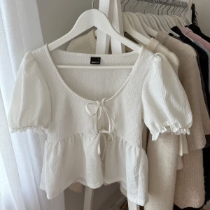 Vit blus med puffärm från Gina Tricot - Supersöt vit blus från Gina Tricot med puffiga korta ärmar och två knytningar framtill💞💞