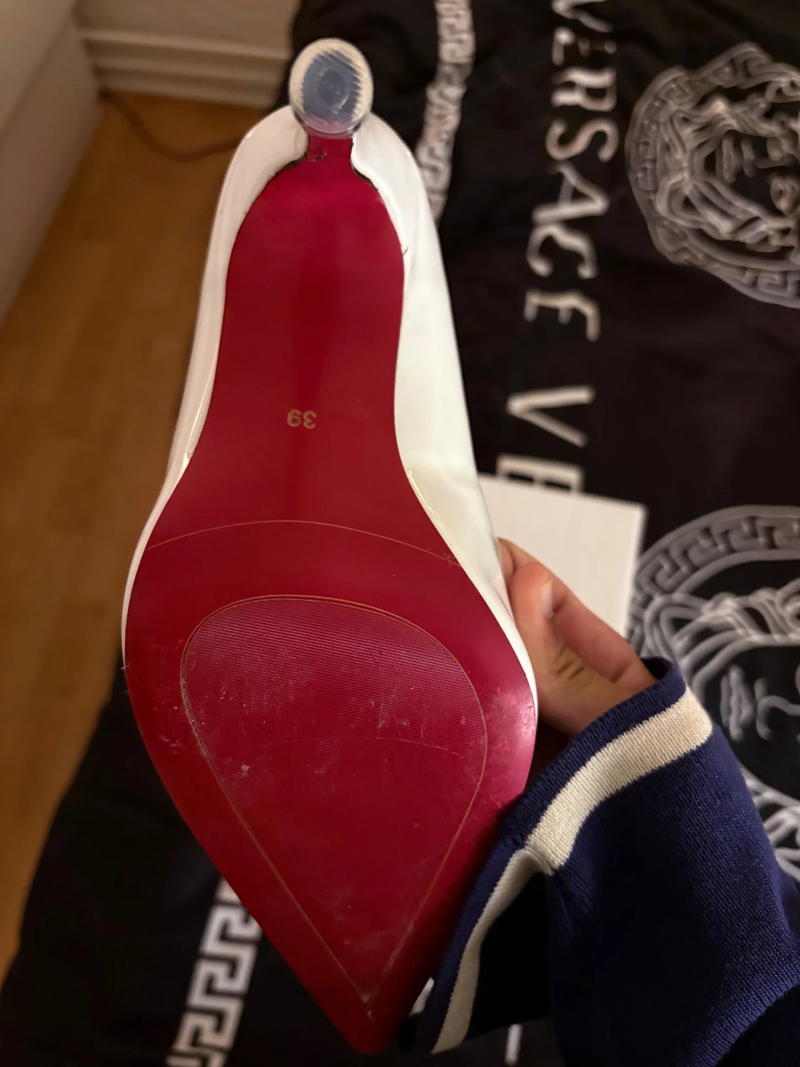 Vita pumps med röd sula och spetsig tå - 4