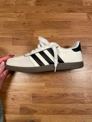 Adidas skor  - Säljer sånna här super snygga låga adidas skor vet ej vad dem heter🤭 använda en gång och har två små blåa fläckar på sig men syns inte vid användning. Köpta på stadium för några månader sen. Skriv privat för ett annat prisförslag, kan säljas billigare vid snabb försäljning 
