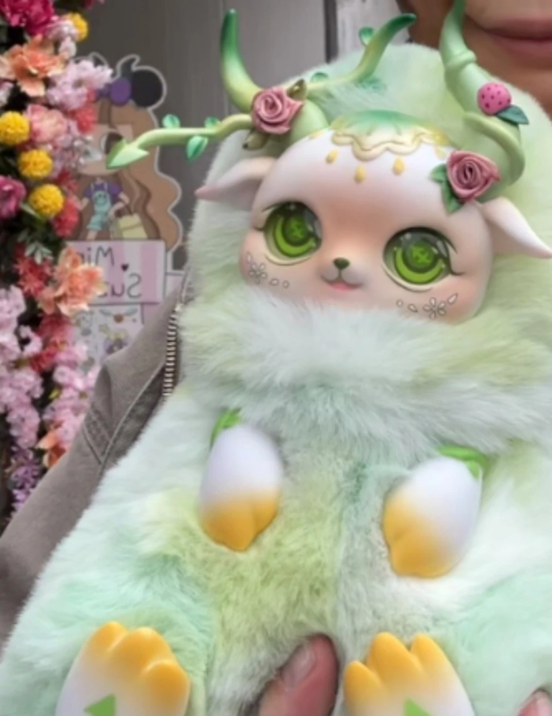 Pastellgrön fluffig mobostar med horn